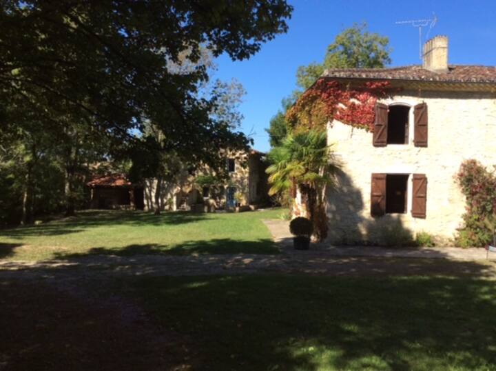 Entrée de la propriété .
A l'avant maison de Marc ,sur la gauche bâtisse avec les 3 chambres et l'abrit à extrême gauche pour votre coin à disposition (point de chauffe,table ,chaises ,,,,)