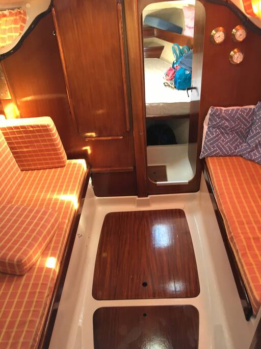 La carré du bateau.
1 banquette convertible à gauche et une couchette à droite.