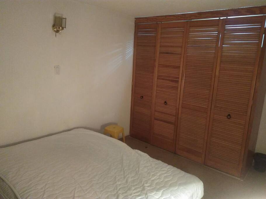 EL CLOSET ES DE BUEN TAMAÑO