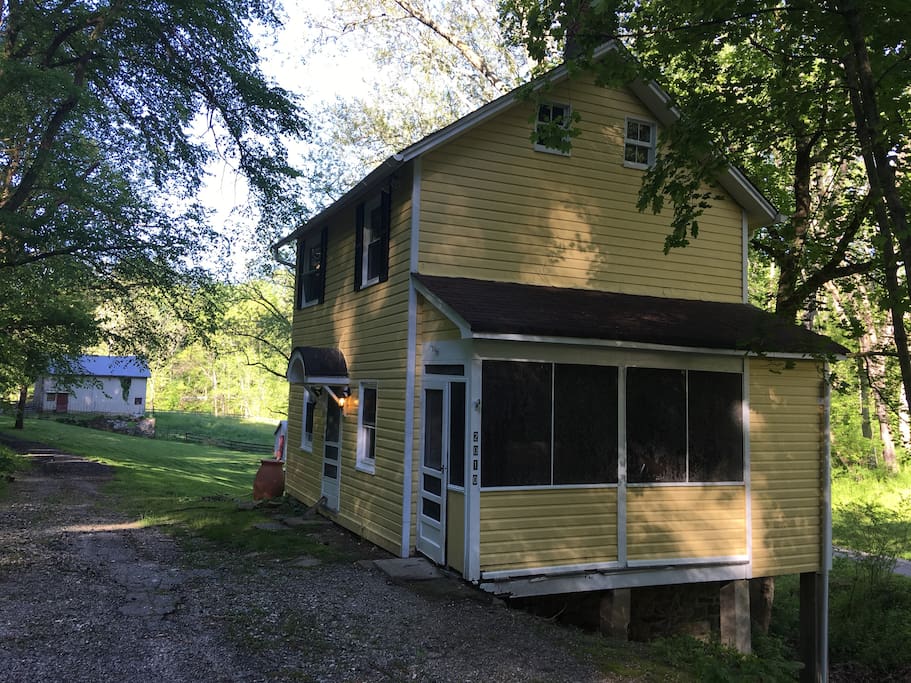 Quaint guesthouse on farm in Monkton, MD.