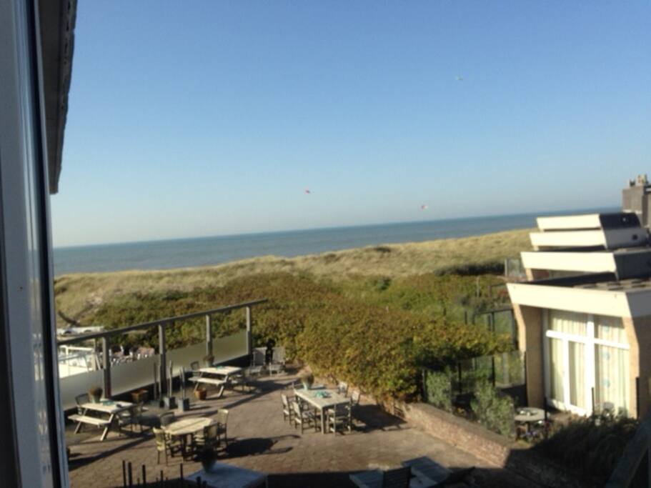 Gezamenlijk terras met tafels