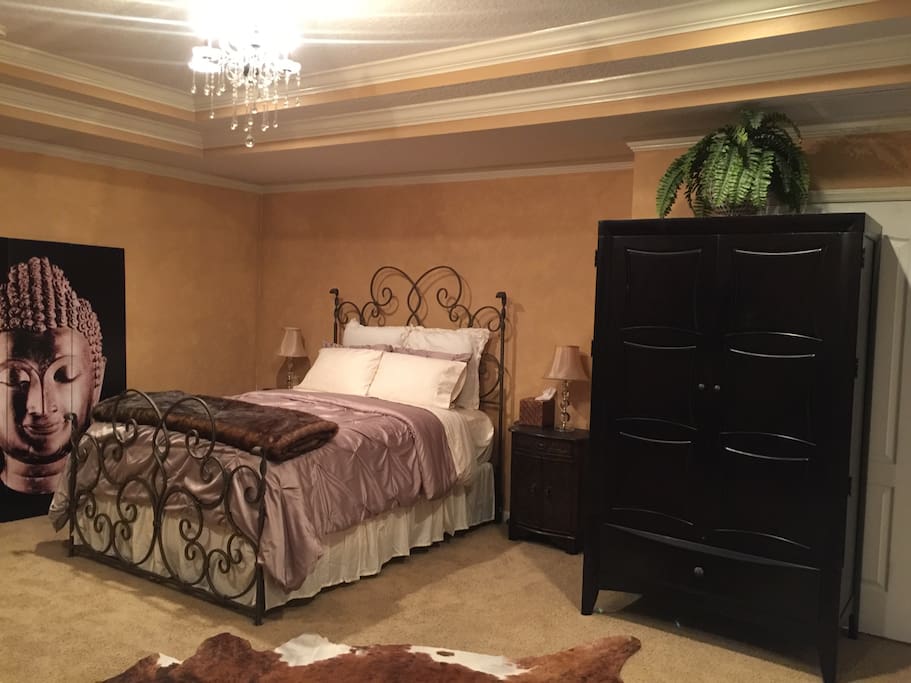 Master Bedroom with Queen Size Bed.