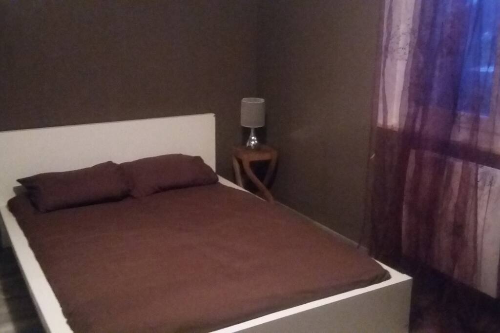 chambre, lit double et un lit superposé