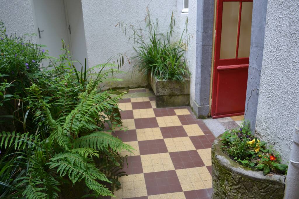 HALL D ENTREE ET SON PATIO