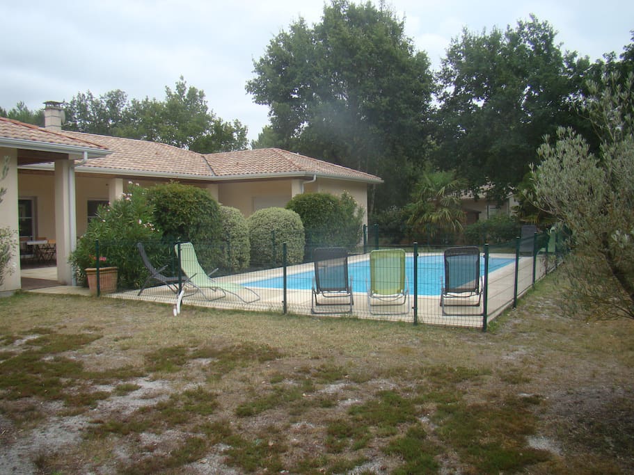 Terrasse couverte et piscine
