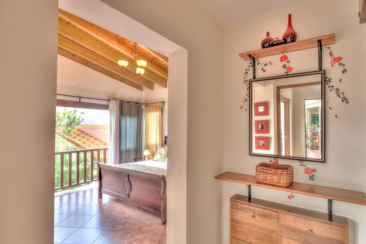 Glavna spavaća soba s pogledom na vrt