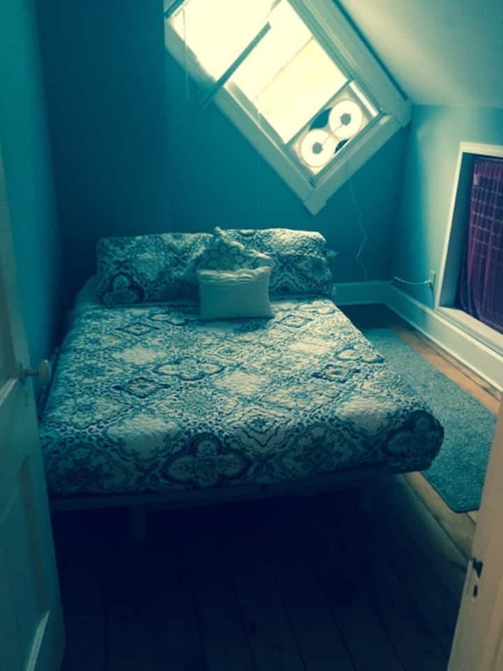 Segundo dormitorio con cama completa.