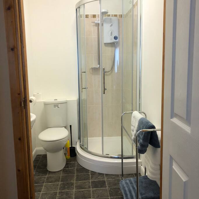 Modern en-suit bathroom with shower