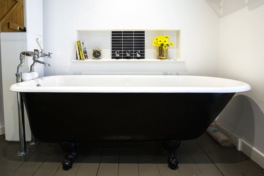 Woodcroft room top bath