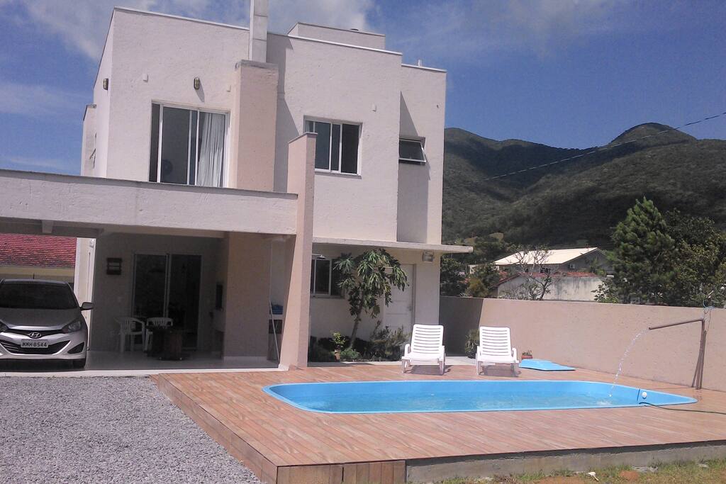 Fundos da casa com a piscina