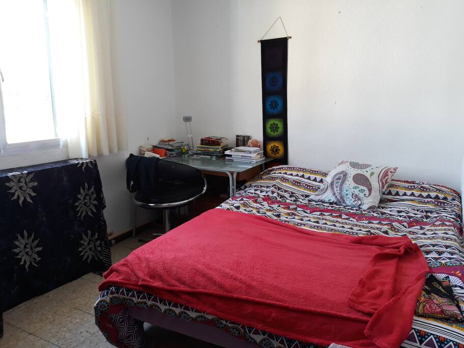 La habitación y su cama XL.