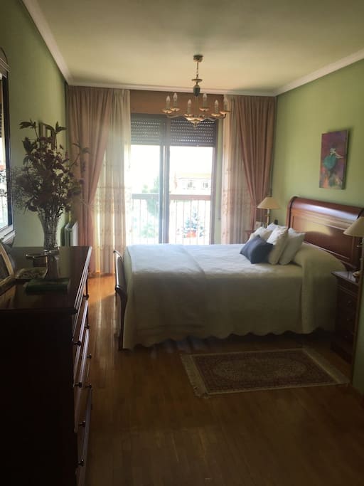 Habitación grande con baño privado - cama doble. Double bed in a big bedroom with private bathroom.