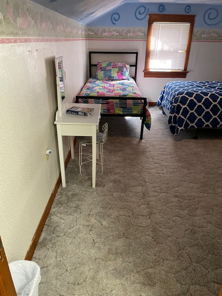 Emeleti hálószoba teljes méretű és egyszemélyes ággyal.