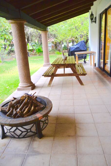 Terraza con asador mesa exterior y chimenea de exterior
