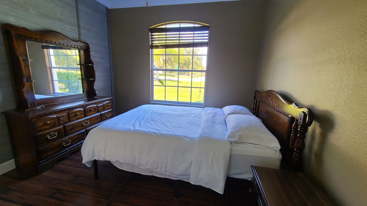 ห้องนอนที่ 3 พร้อมเตียงควีนไซส์