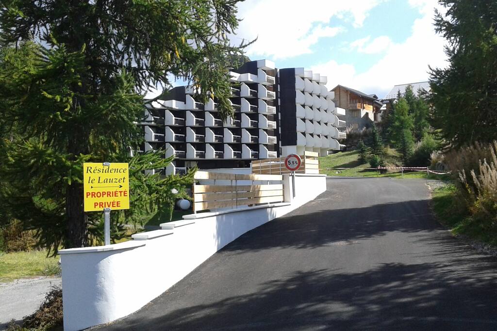 Entrée de la résidence en été