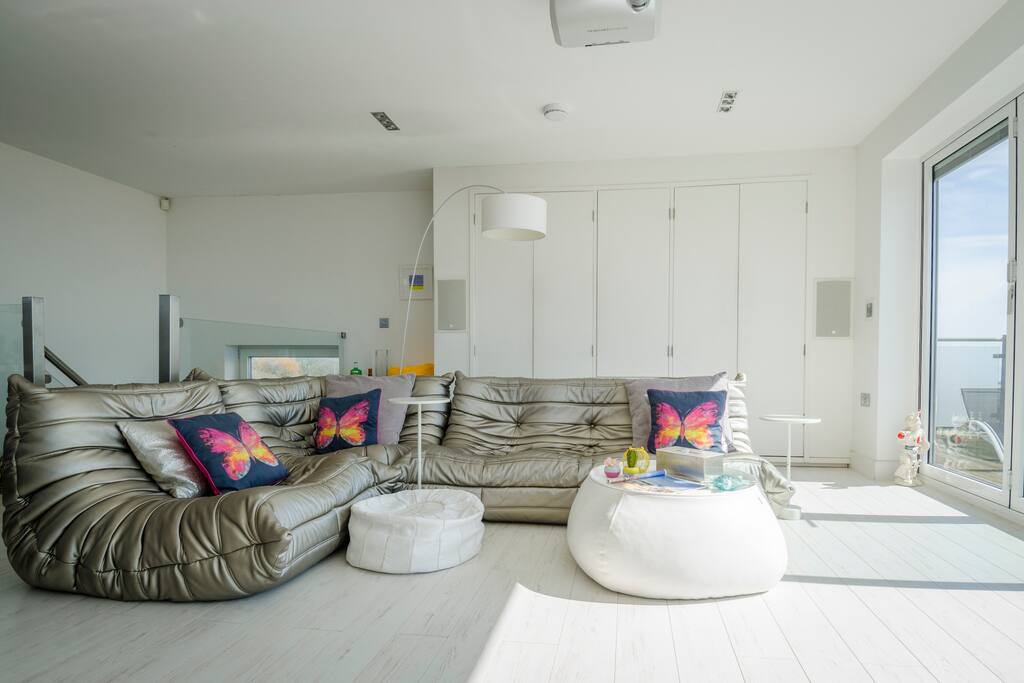Spacious sitting room overlooking the sea