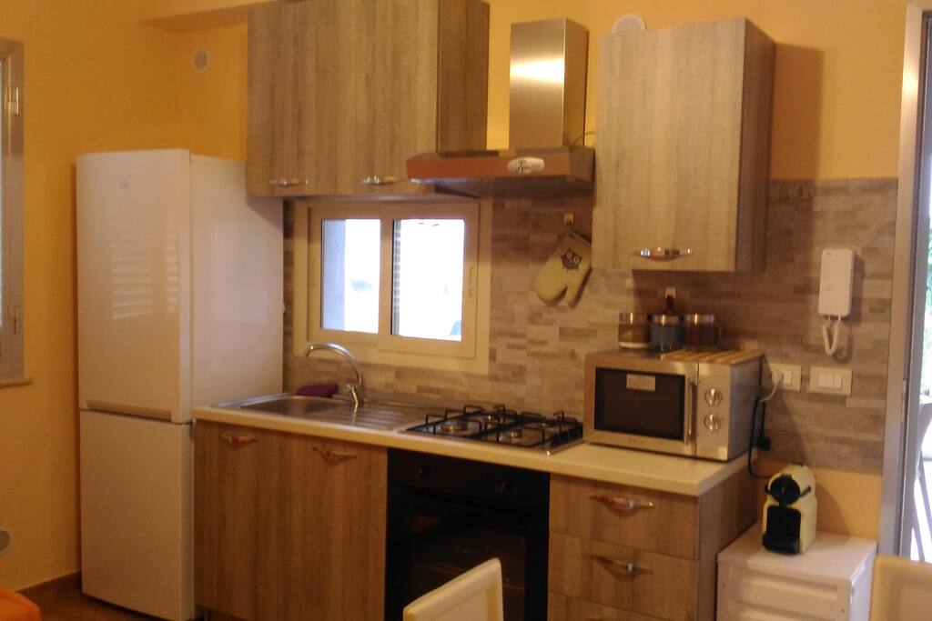 Cucina completa nuova con frigo maxi.