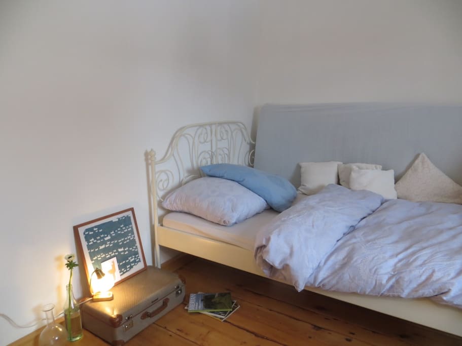 Dein Bett. Die zusätzliche Matratze kann auch entfernt werden, so lässt sich das Bett tagsüber auch gemütlich als Sofa nutzen