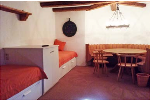 Спална соба во подрумот со два единечни кревета (200 x 90)