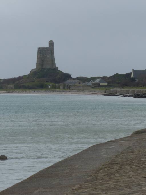 fort de la hougue et tour vauban, 500 metres de la maison