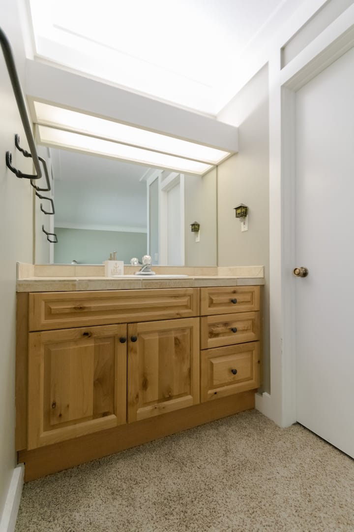 חדר אמבטיה ראשי עם מיטת קינג