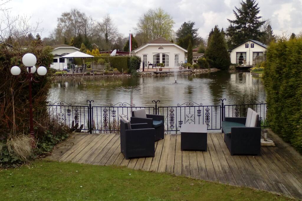 zitje aan het water met degelijk hekwerk af gezet