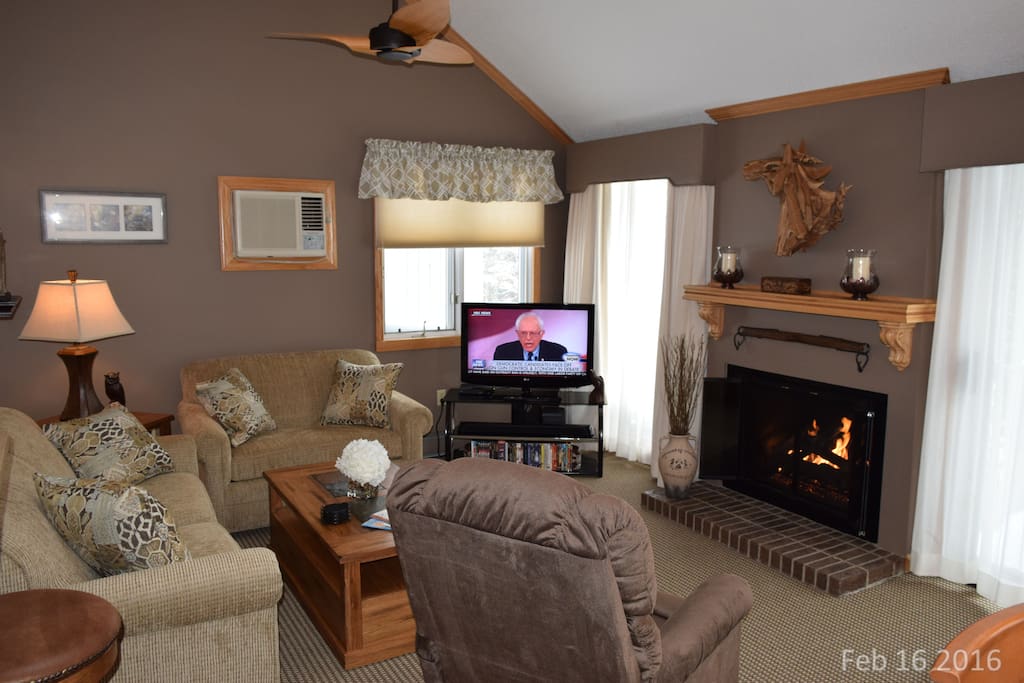 Livingroom Gas Fireplace, HD 45” TV, Resort Cable & Wi-Fi, DVD Library, Air Conditioner