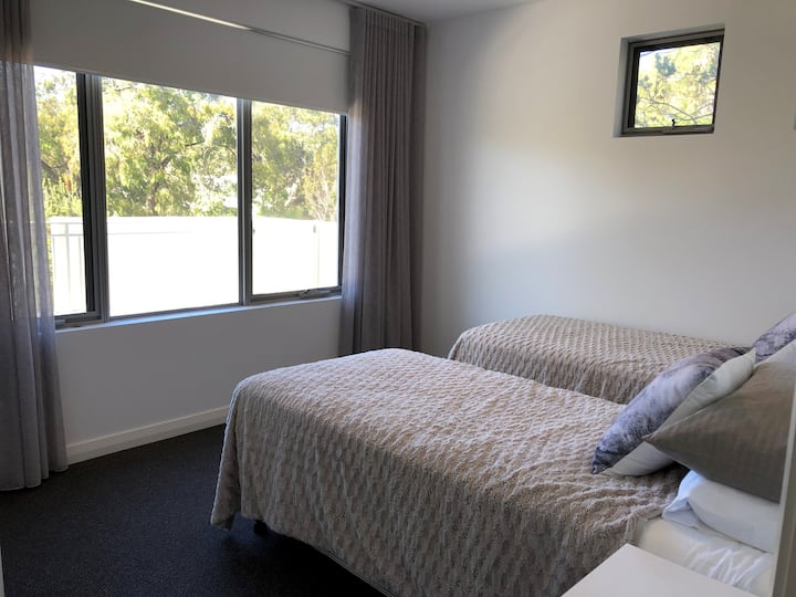 Spálňa 2 má dve jednolôžka, ktoré môžu byť spojené s manželskou posteľou veľkosti king size.  POŽIADAJTE O REZERVÁCIU V ČASE REZERVÁCIE.