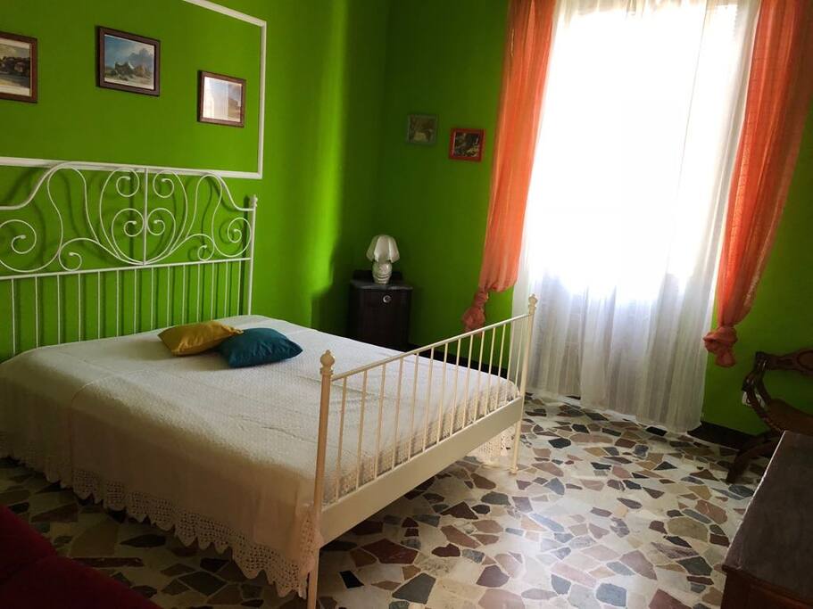 Camera "marmo". La Camera è provvista di letto matrimoniale, un comodo divano. All'occorrenza può ospitare anche un lettino. La porta-finestra immette sul balcone.
