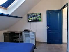 Bedroom+2%3B+TV%2C+Wi-Fi+and+mini+fridge.