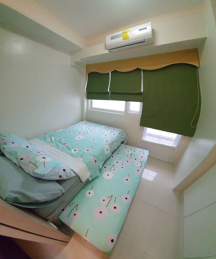 וילונות מתכווננים/ארון בגדים לחדרי שינה 1 ו -2