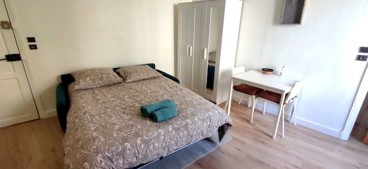 Გასაშლელი დივანი, ყოველდღიური დასაძინებელი მატრასითა და საწოლის გადასაფარებლით.
