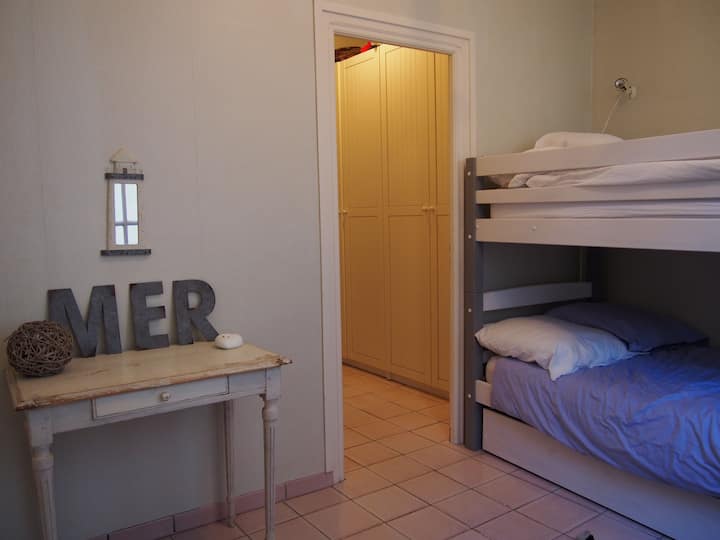 إطلالة على غرفة النوم بثلاثة أسرّة.