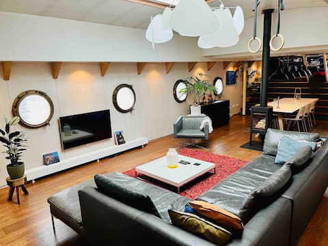 Successful Airbnb property: XL luxurious houseboat on hot spot (free parking) in Noord Holland