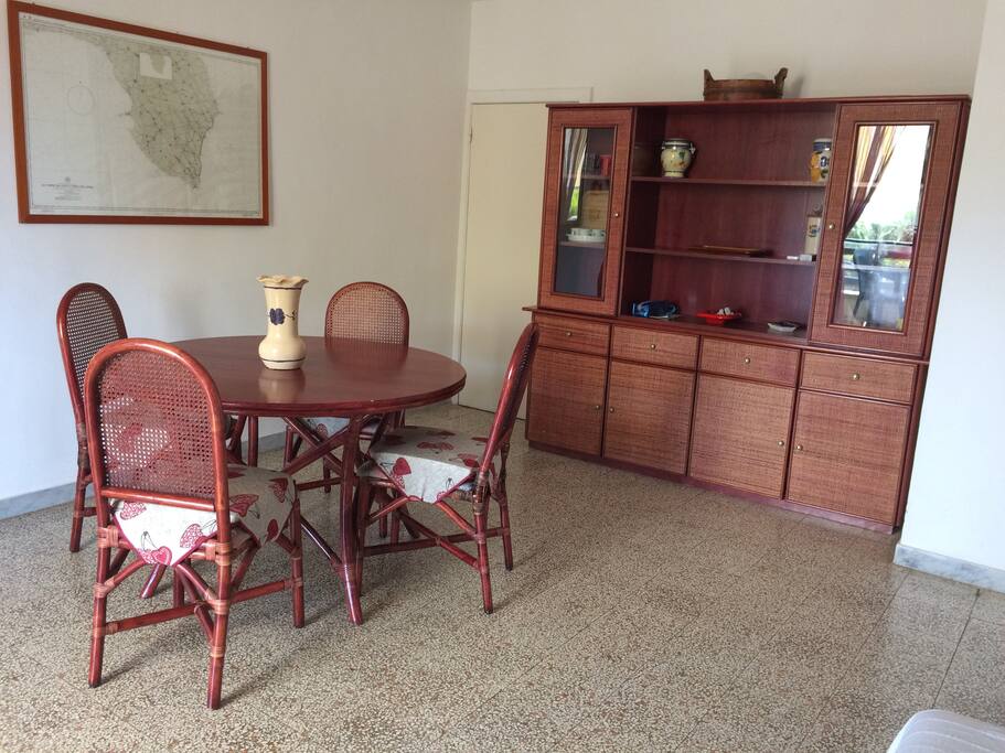 Soggiorno/sala da pranzo, divano (letto) e TV