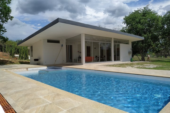 familiar piscina privada y jacuzzi