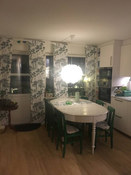 Stora fönsterpartier i kök