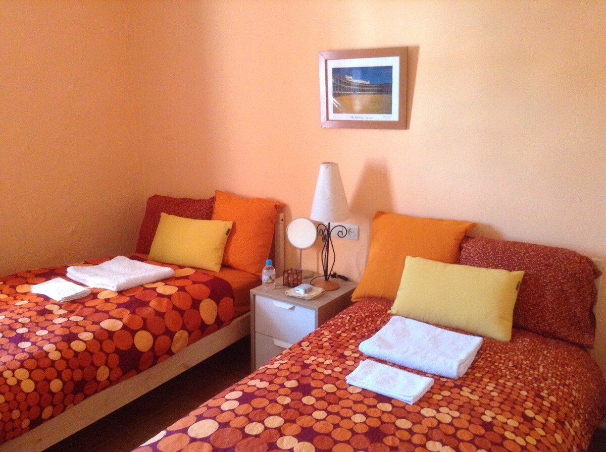 楼上第二间卧室 