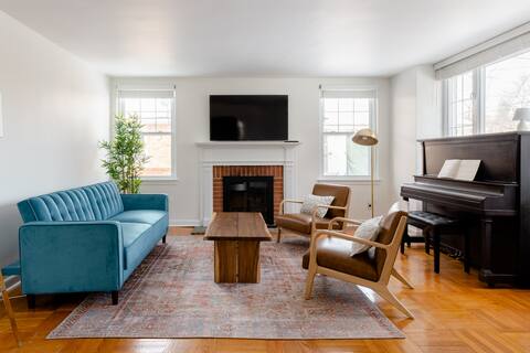 Cozy, Huge Outdoor Space, & Convenient Trains