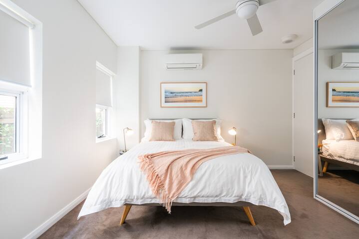 Stylish, Modern 4 bedroom Apartment in Bondi Beach gallery image 4