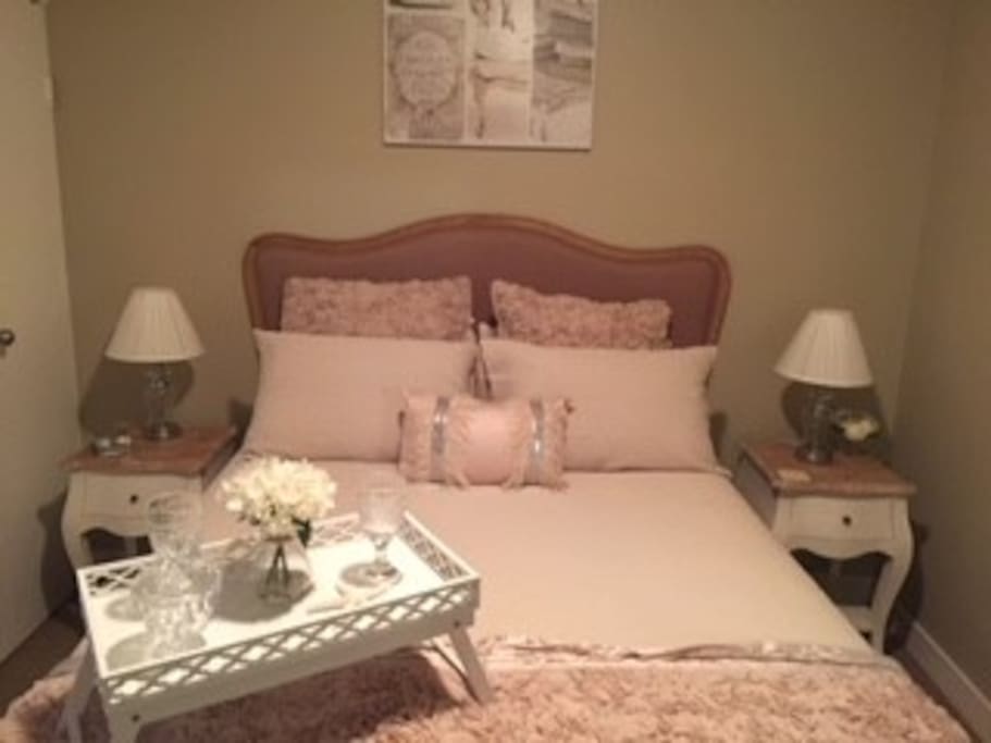 Beautiful linen. Quality pillow top mattress. 1000 thread count sheets.