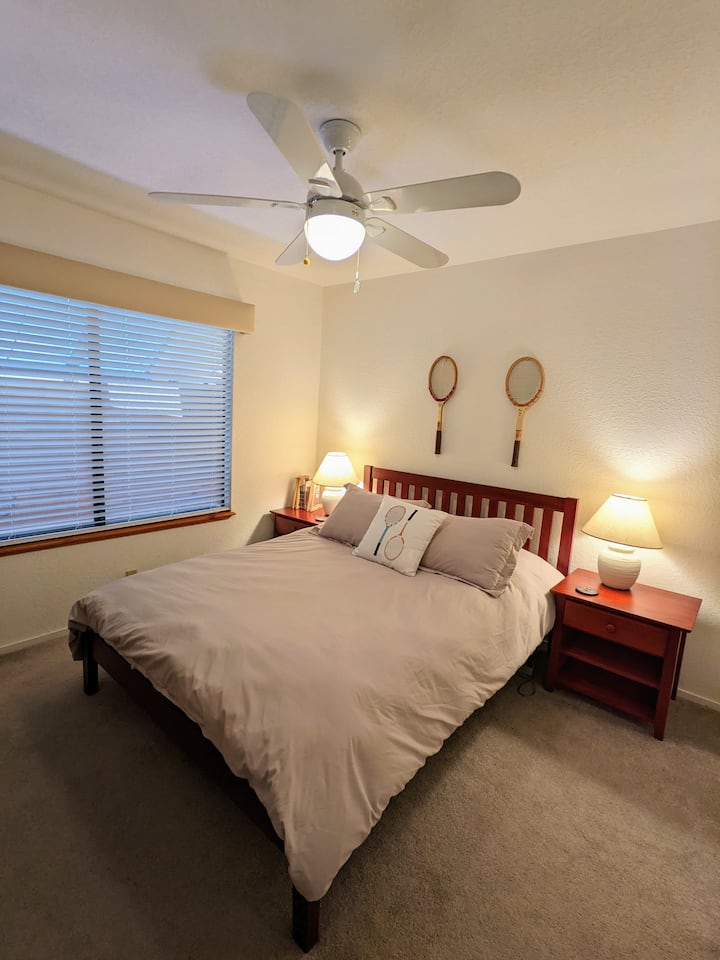 1 من سريرين بحجم كبير. 