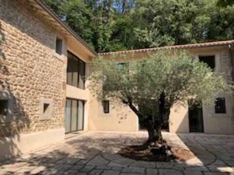 St Donat/H: Renovated farmhouse with premium amenities