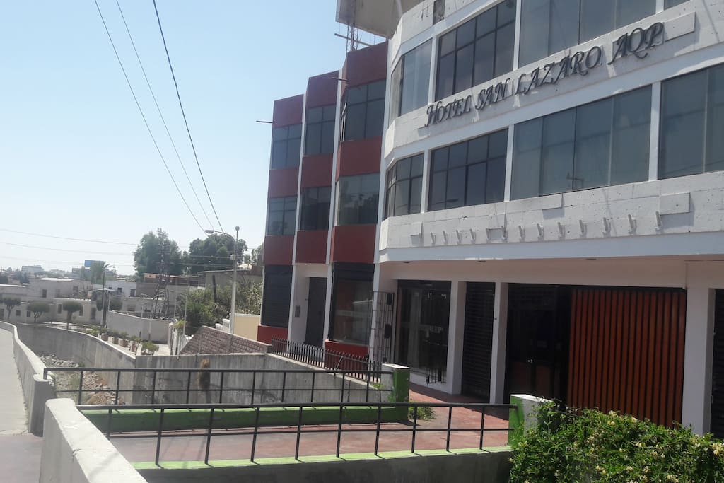 Fachada externa del Hotel, más abajo el Barrio San Lázaro