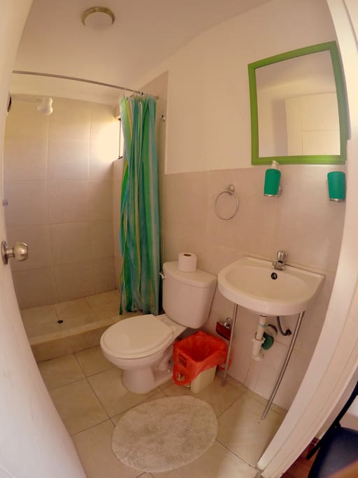 Single Room with Private Bathroom / Habitación Individual con Baño Privado