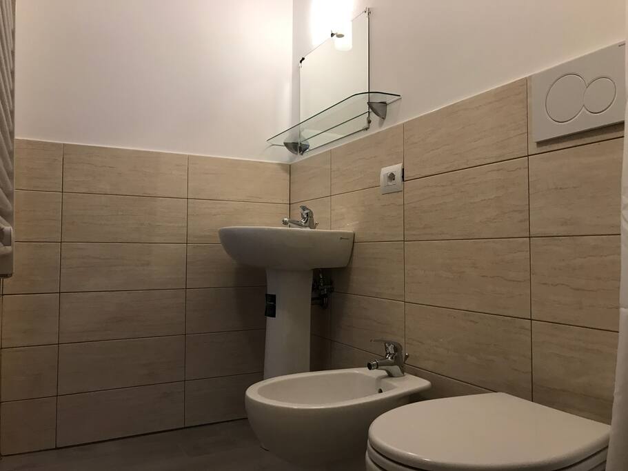 Bagno privato dentro della camera con lavabo, bidet, wc, doccia.