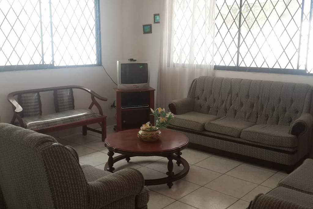 sala con ventilacion. tv con direct tv