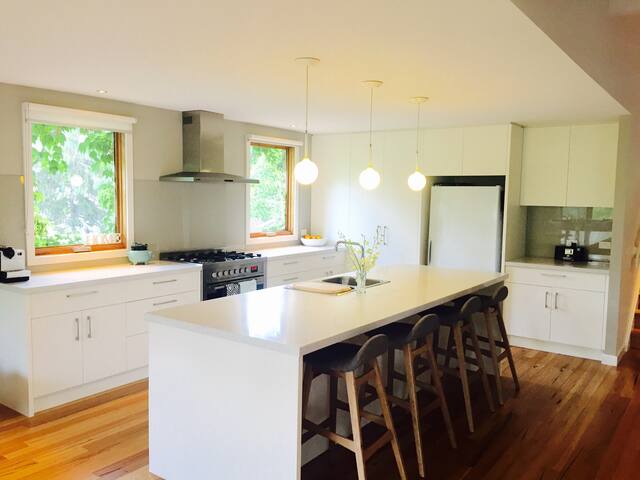 Family home in great Melb location. gallery image 4