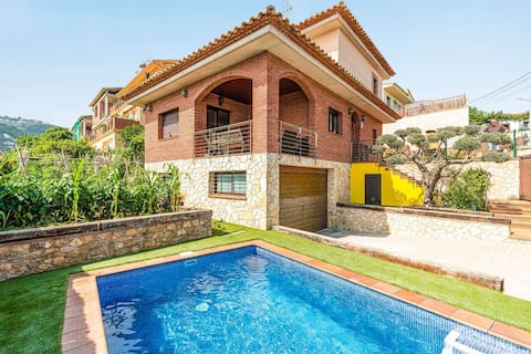 Rustic house with a swimming pool and garden.
❤️ and ☮️